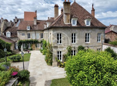 18th century property combining modernity and classicism, 1h45 from Paris by TGV train - 1698VA