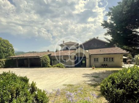 355 m² property with character - 4702LY