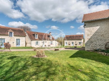 18TH CENTURY PROPERTY WITH OUTBUILDINGS - 19833cl