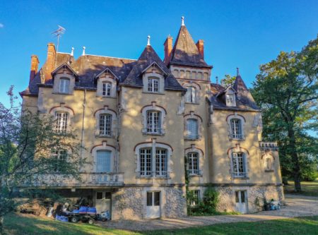 XXTH CHATEAU – OUTBUILDING – SWIMMING POOL – GROUNDS OF 6HA - 19146CL