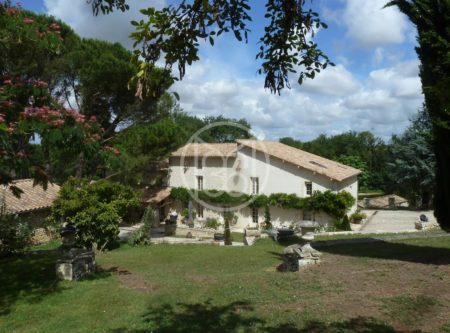 MAISON DE CARACTERE ET DEPENDANCES - 9612PO