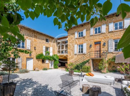 BEAUJOLAIS – MAISON RENOVEE de 217 m² – 4-5 chambres - 4701LY