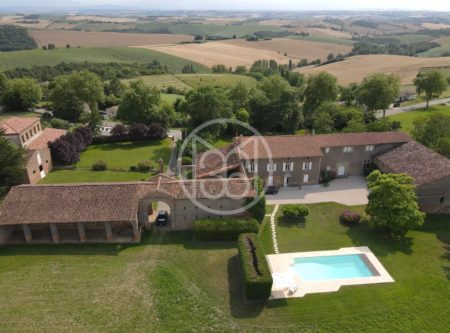 CHATEAU – 2HA – PISCINE – DÉPENDANCES – ECURIES - 8866TS