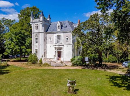 Nantes – Small 19th century castle - 2318NA