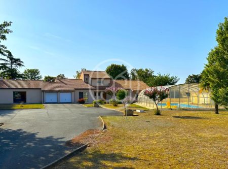 VILLA 220 M² avec PISCINE et DEPENDANCES sur 4.400 M² - 9768PO