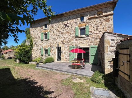 Renovated stone house 230 sqm on 5255 sqm of land, 30min from Clermont-Ferrand - 20454AU
