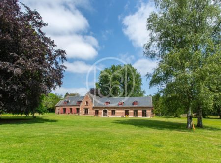 SOMME – VASTE MAISON, ECURIE, GRANGE, ETANG ET PARC DE 10HA - 80589PI