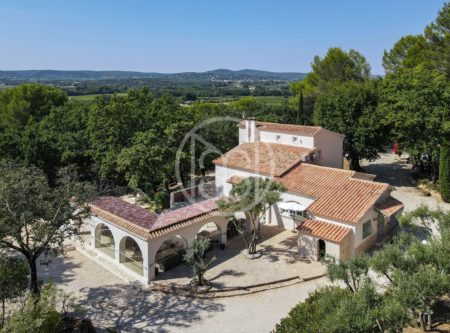 ELEGANTE PROPRIETE RESTAUREE AU CŒUR D’UN SUPERBE ENVIRONNEMENT MEDITERRANEEN DE PLUS DE 2 HECTARES. - 20516lr