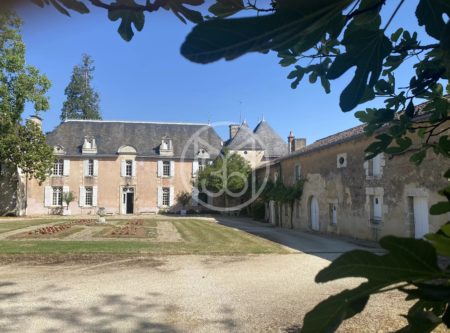 PROPRIETE AVEC TERRES ET BOIS AUX PORTES DE POITIERS - 9780PO