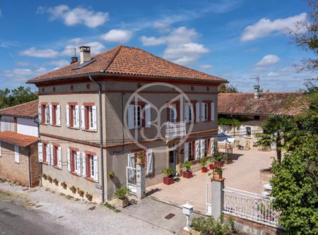 MAISON DE VILLAGE – PISCINE ET GRAND JARDIN - 8863TS
