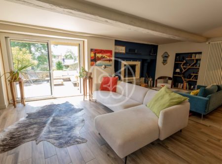 Maison en pierre rénovée 210m² sur 5255m² de terrain , à 30min de Clermont-Ferrand - 20454AU
