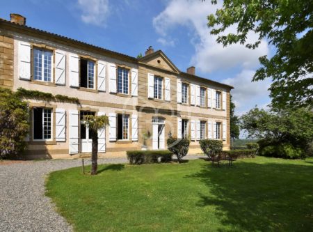 18TH-C CHATEAU – POOL – VIEW OF THE PYRENEES - 8622TS