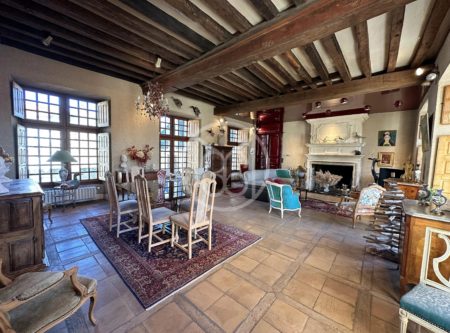 18th C. APARTMENT WITH LIFT AND 2 CAR PARKS - 9655PO