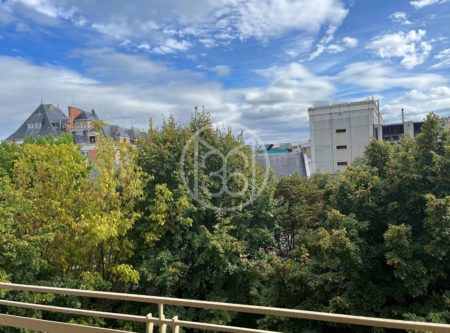 Appartement lumineux T5 , 130m2 , avec balcon et ascenseur, situé entre la Place de Jaude et le centre de Chamalieres - 20565AU