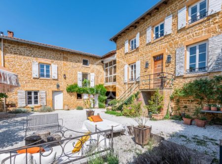BEAUJOLAIS – MAISON RENOVEE de 217 m² – 4-5 chambres - 4701LY