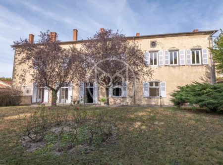 Elégante propriété avec terrasse et jardin - 20557AU