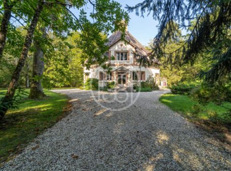 Maison d’architecte de 1930 sur un parc paysager d’1ha entouré de bois - 20551CL