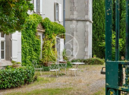 MAISON DE MAITRE, DEPENDANCES, 50HA DE TERRES AGRICOLES - 8859TS