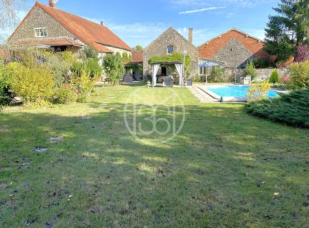 Maison fin XVIIIe sur environ 3200 m² de terrain avec piscine - 1702EL
