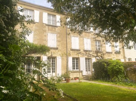 A VENDRE, POITIERS-PLATEAU, HOTEL PARTICULIER AVEC JARDIN ET GARAGES - 9649po