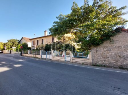 CHARMANTE MAISON AVEC JARDIN ET GARAGE - 8899TS