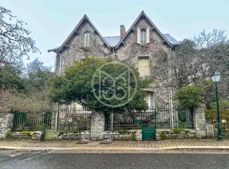 BATZ-SUR-MER – To renovate – Seaside family property - 2333LB