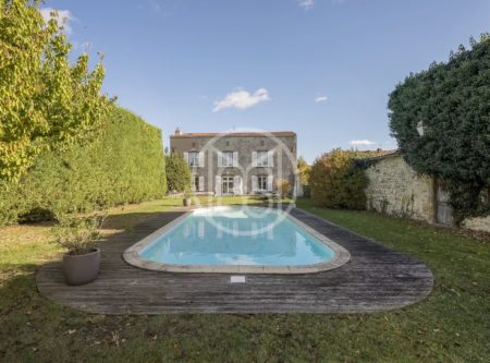 Magnifique maison de caractère, dépendances, piscine…30 minutes de Clermont - 20590AU