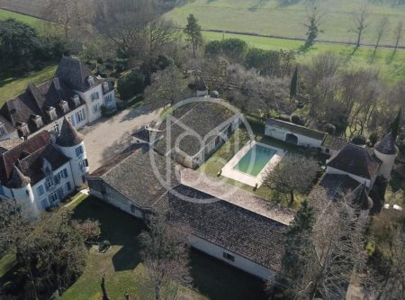 MAGNIFIQUE CHÂTEAU XVIIEME PROCHE DE BERGERAC - 900813bx