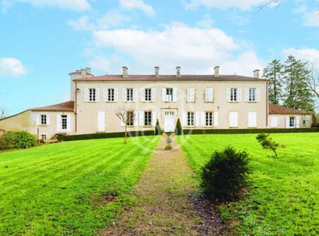 Near Chantonnay – Character property from the 18th century - 2350VE