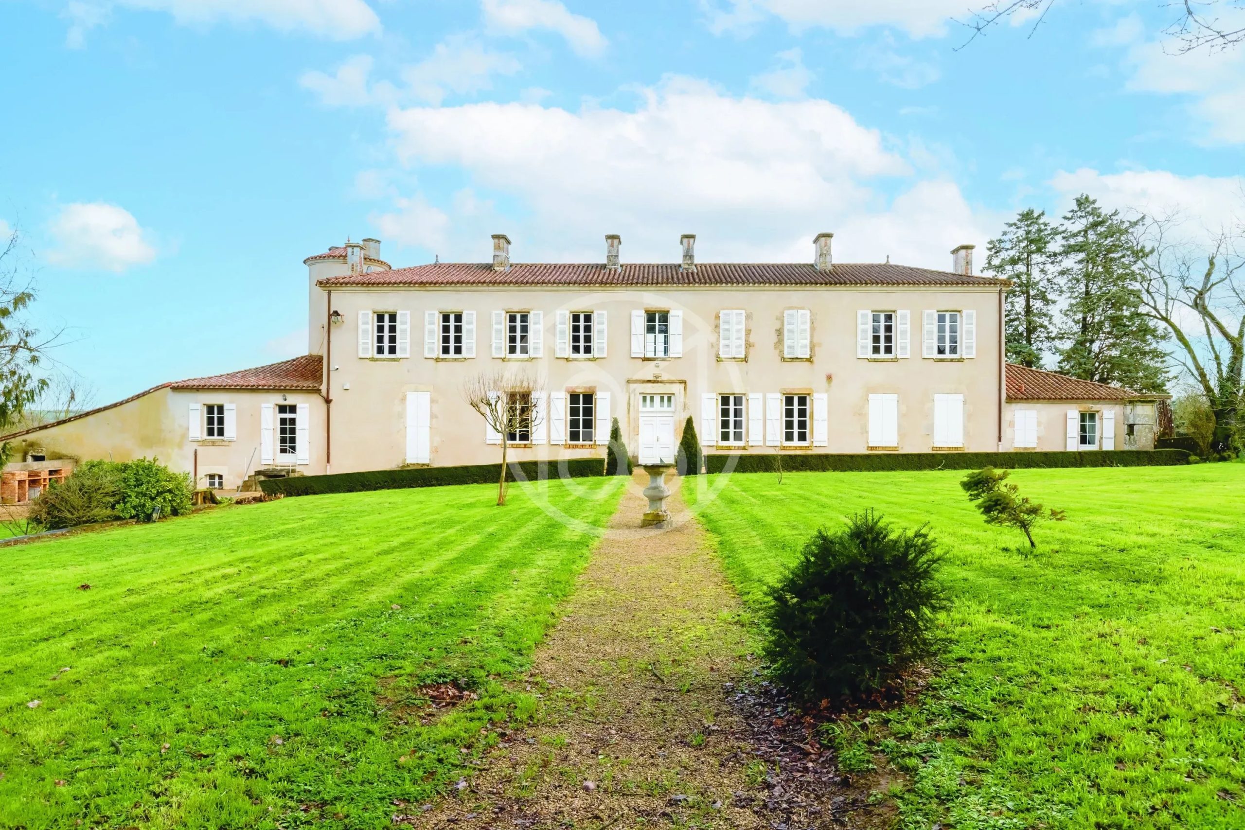 Buy Property Chantonnay (85), 12 rooms Mercure Forbes Global Properties