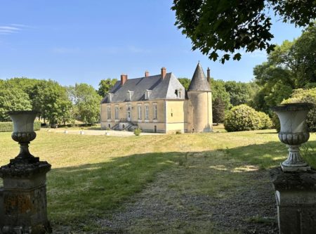 17th century CASTLE- OUTBUILDINGS- 7.7 HECTARES OF PARK - 1692MAC