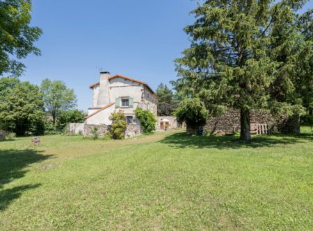 Belle maison en pierre et grange entièrement rénovées,  230m² habitables sur un terrain de 5255m² , à 30min de Clermont-Ferrand - 20454AU