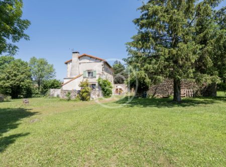 Belle maison en pierre et grange entièrement rénovées,  230m² habitables sur un terrain de 5255m² , à 30min de Clermont-Ferrand - 20454AU