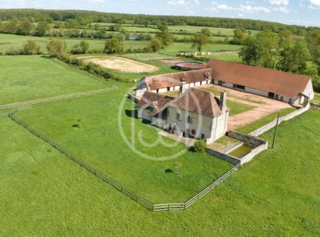 ALLIER, 15KM FROM MOULINS DOMAINE WITH RENOVATED XVth CENTURY MANOR, EQUESTRIAN FACILITIES AND 24 HA OF OPEN SPACE - 20707AU