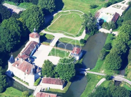 Château XVI-XVIIIe siècles, parc d’environ 7,6 hectares avec piscine, tennis - 1717EL