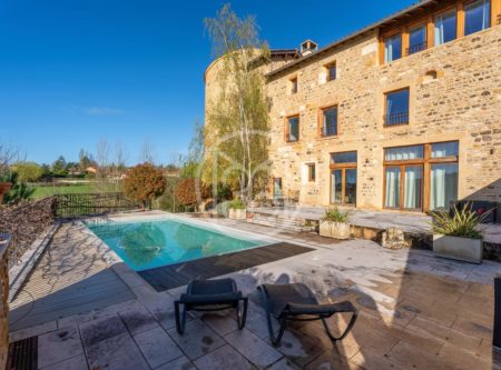 BEAUJOLAIS – PIERRES DOREES – Renovated 11th century castle and its outbuildings – 485 m² - 4751LY