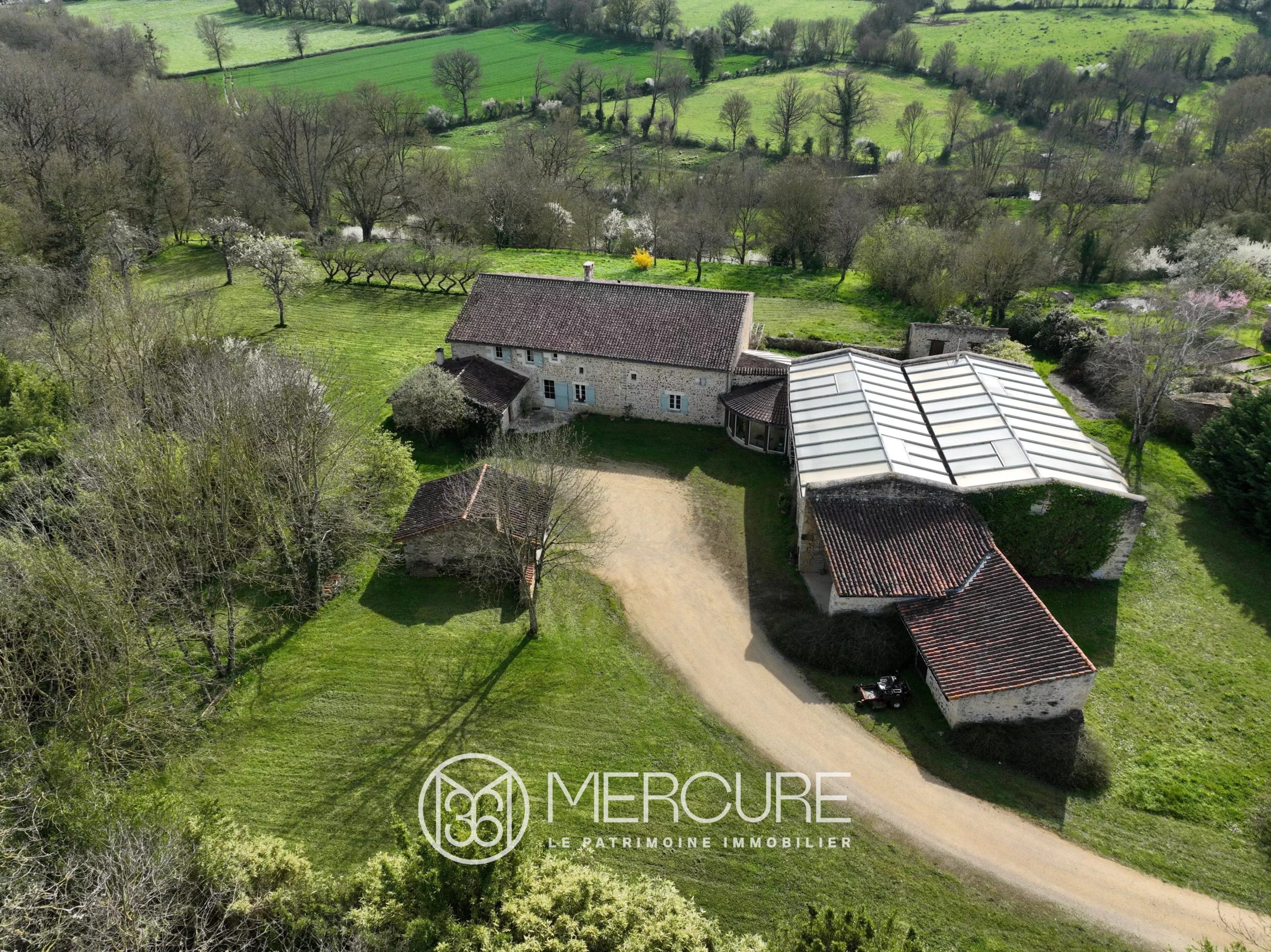 MAISON DE CARACTERE avec DEPENDANCES sur 3 HA - 9652PO