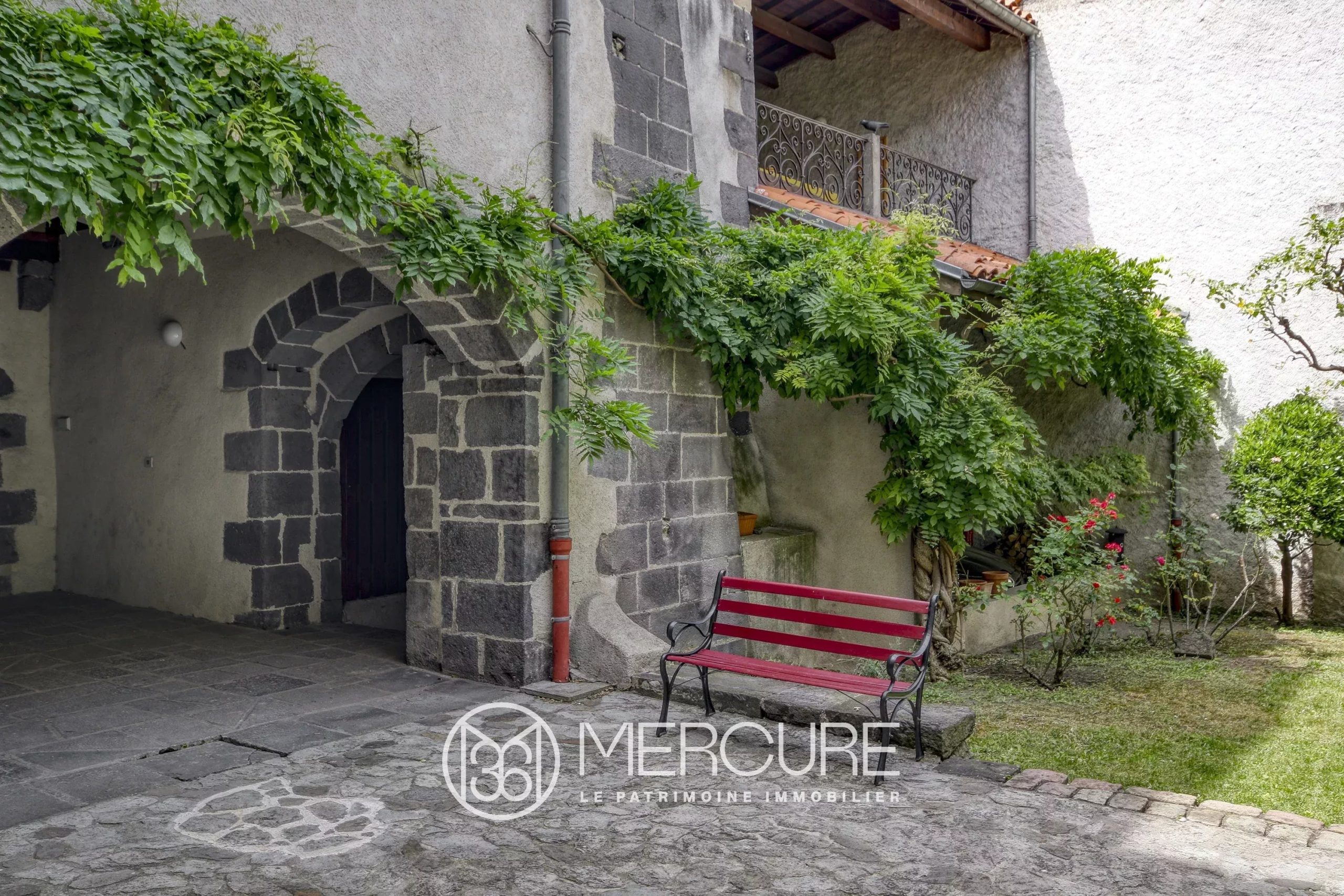 MAISON DE CARACTÈRE DE 297 M2, 6 CHAMBRES, JARDIN, TERRASSE - 20164AU
