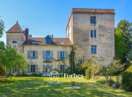 12th-18th-19th century castle in a dominant position - 1657EL