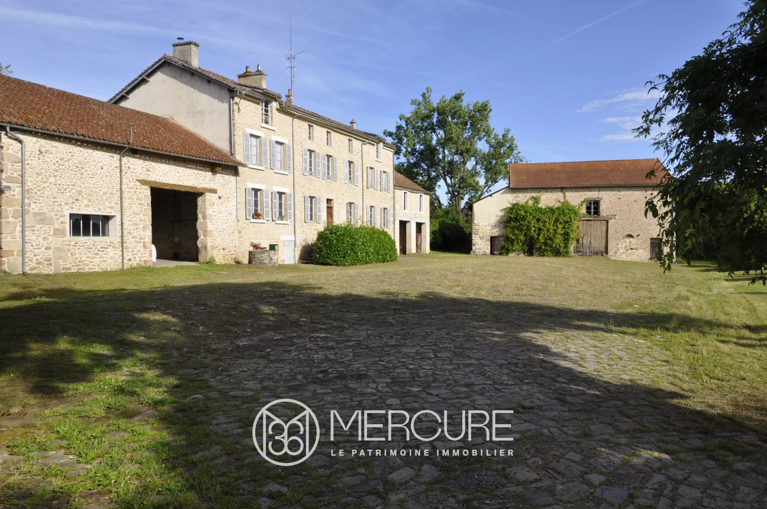 Maison avec nombreuses dépendances - PE20481LI