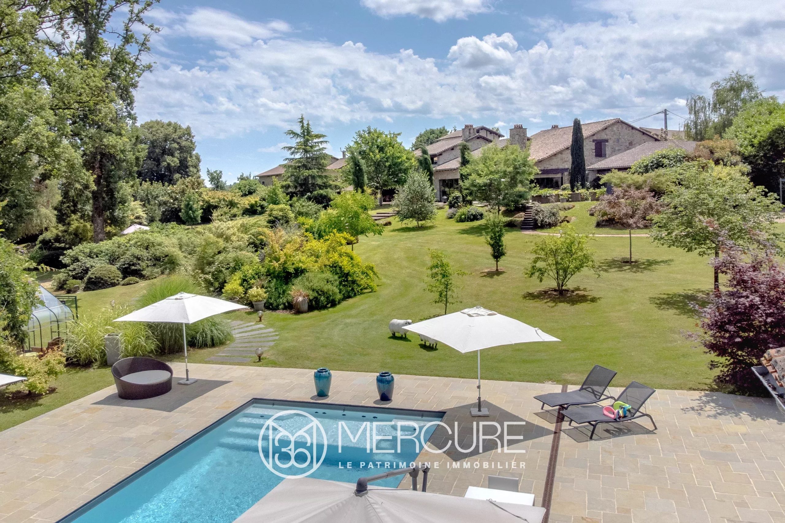Propriété d&rsquo;exception avec parc 1.6 ha et piscines - PE20473LI