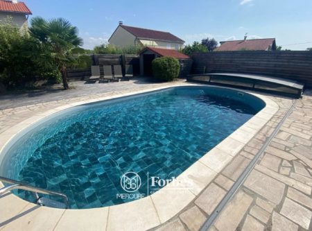 Maison de famille de 208m² avec 4 chambres sur 1250m², grand jardin, piscine, garage double. - 21075AU