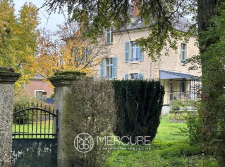 Character house with outbuildings and 6000 sqm of land bordered by a river - 20580CL