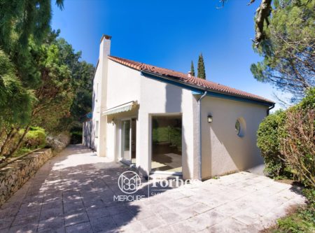 Maison lumineuse de 204m2 habitables, 4 chambres, bureau, terrasse, jardin, garage, accès rapide vers la N89 - 21162AU