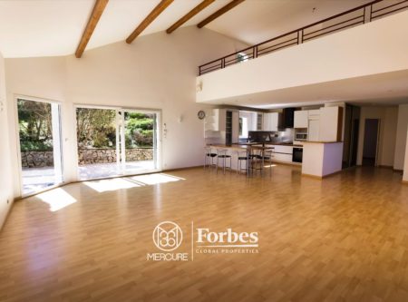 Maison lumineuse de 204m2 habitables, 4 chambres, bureau, terrasse, jardin, garage, accès rapide vers la N89 - 21162AU