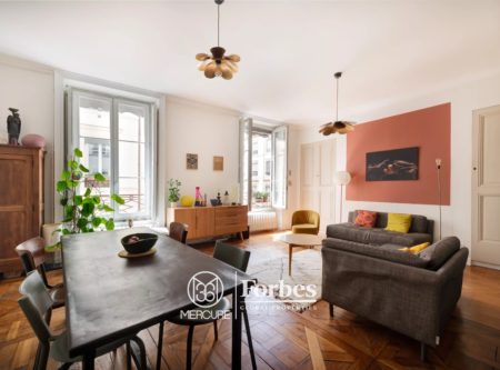 Découvrez ce joli T5 de 96,48 m2 prêt à vous accueillir au cœur du quartier d’Ainay - 4917LY