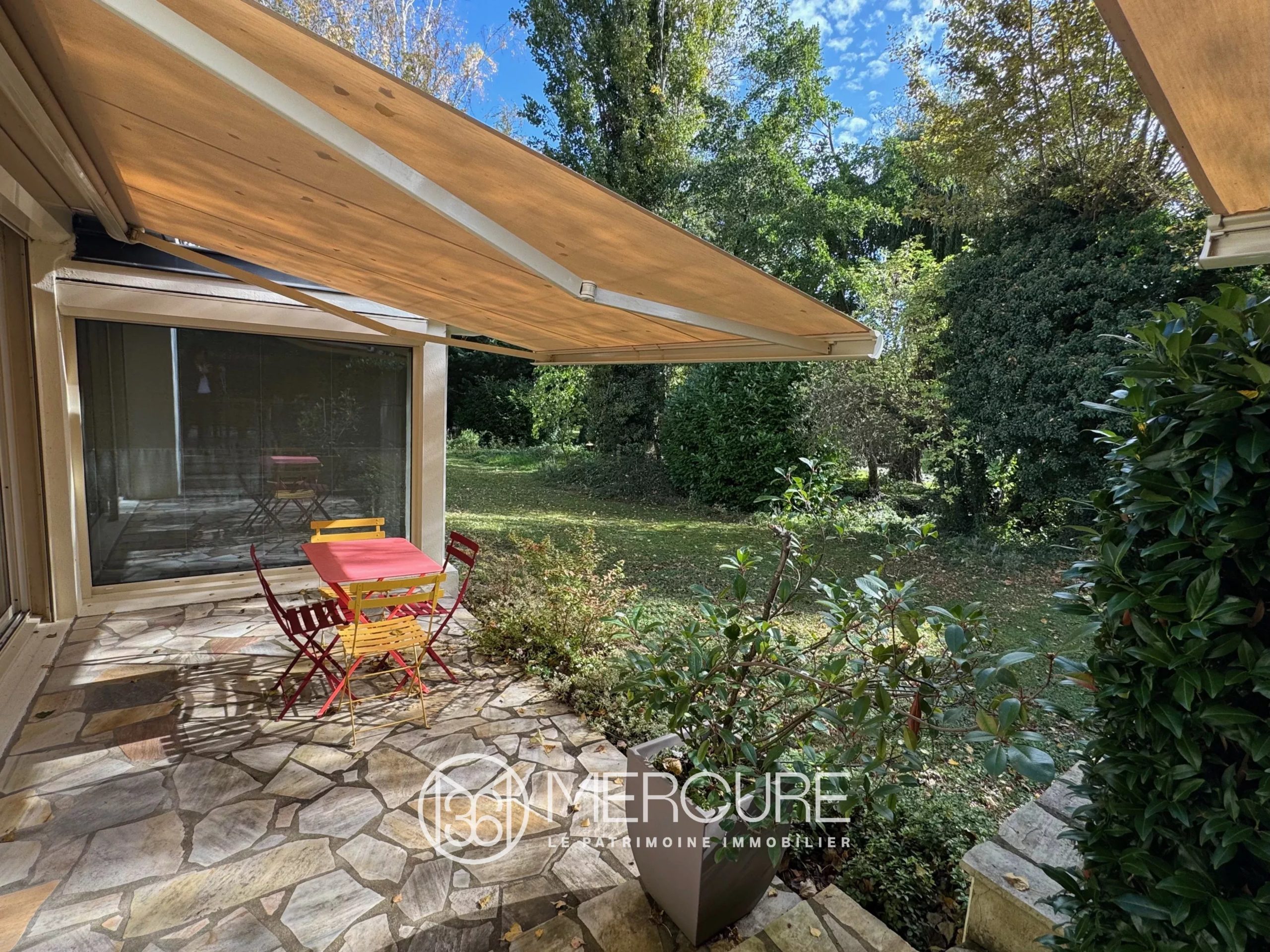 Beautiful single-storey house 300 sqm, land 3000 sqm, 4 bedrooms with terrace, flower garden, double garage - 21053AU