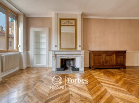 CHARMING T5 APARTMENT – IN THE HEART OF AINAY - 4853LY