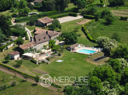 SAINT EMILION – 17TH CENTURY FORTIFIED HOUSE WITH GITES AND SWIMMING POOL - 901035bx