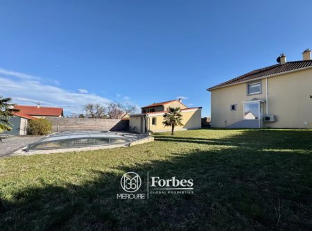 Maison de famille de 208m² avec 4 chambres sur 1250m², grand jardin, piscine, garage double. - 21075AU